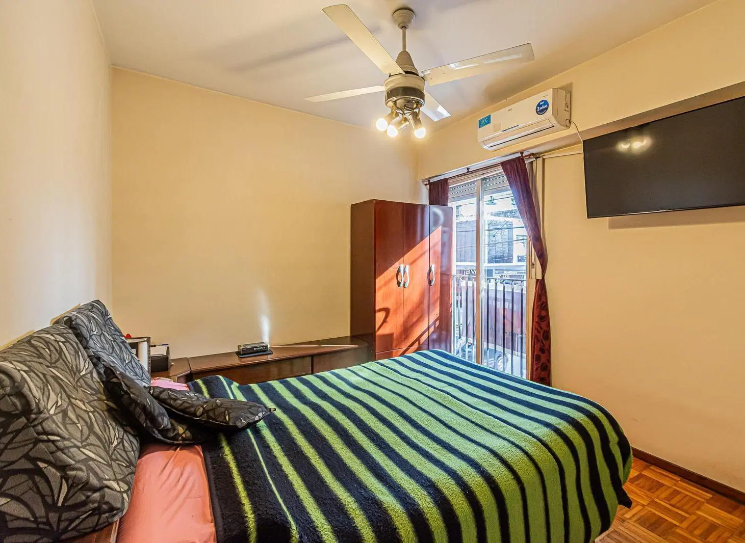 Venta | Departamento | 4 ambientes con dependencia | Flores | 1er piso 5