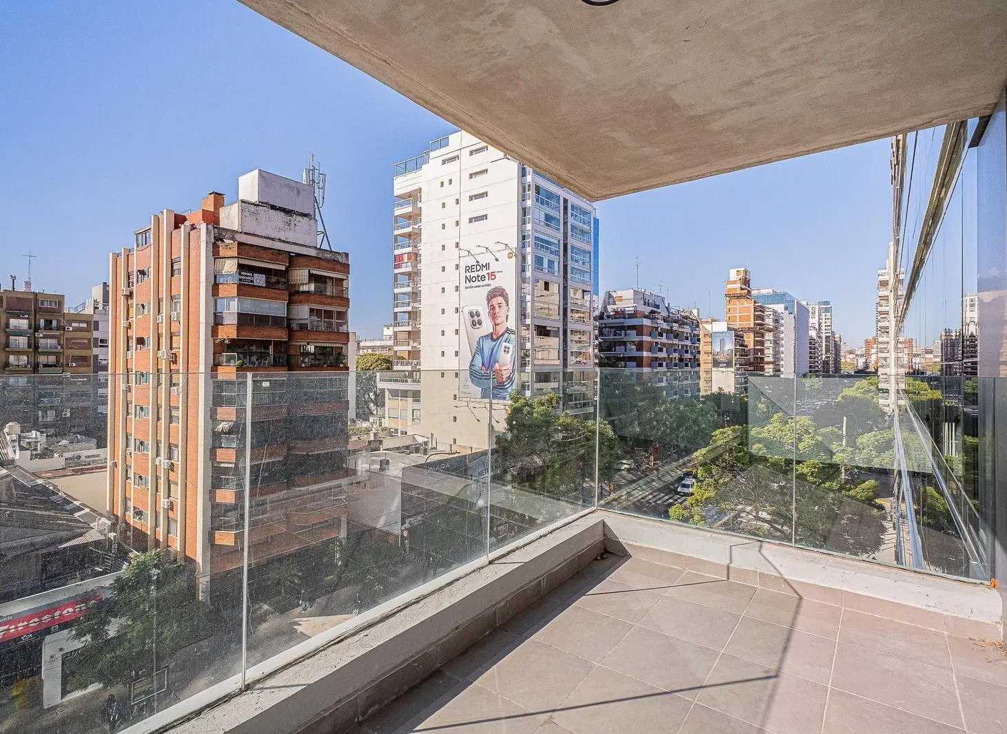 Oficina en venta a estrenar con balcón al frente sobre Av del Libertador y Echeverria. 8