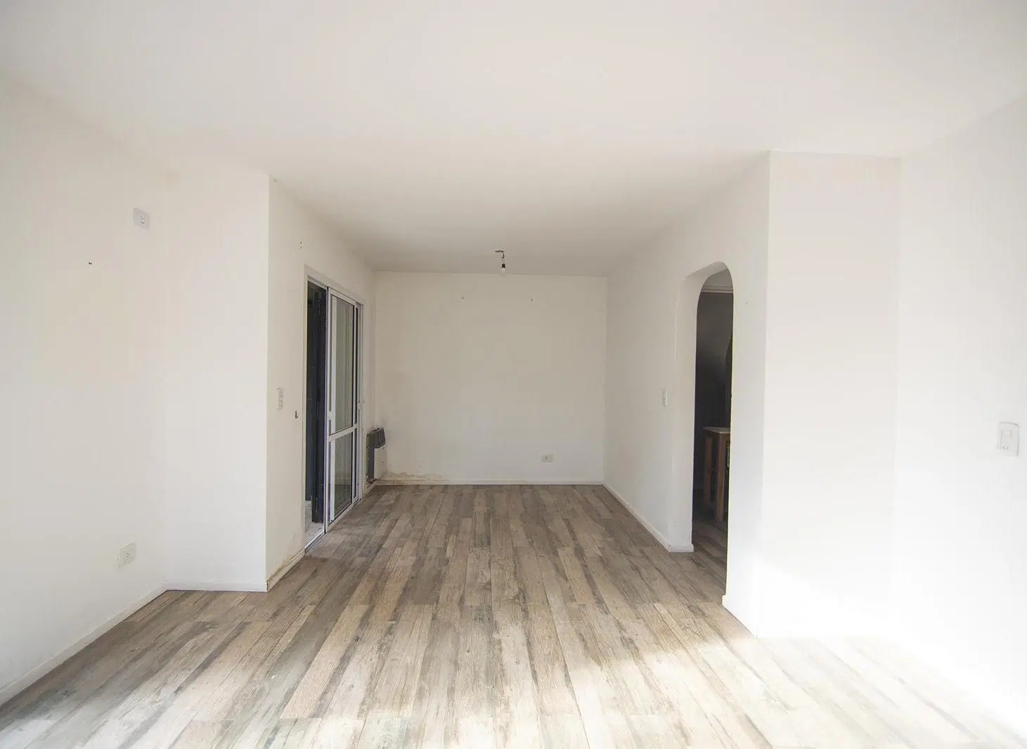 Triplex con 4 dormitorios, cochera, jardín y parrilla en San Isidro 2