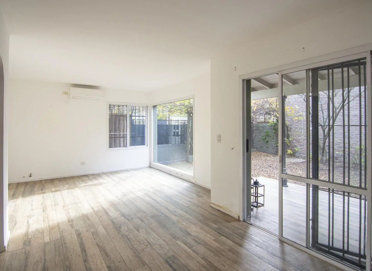 Triplex con 4 dormitorios, cochera, jardín y parrilla en San Isidro 3