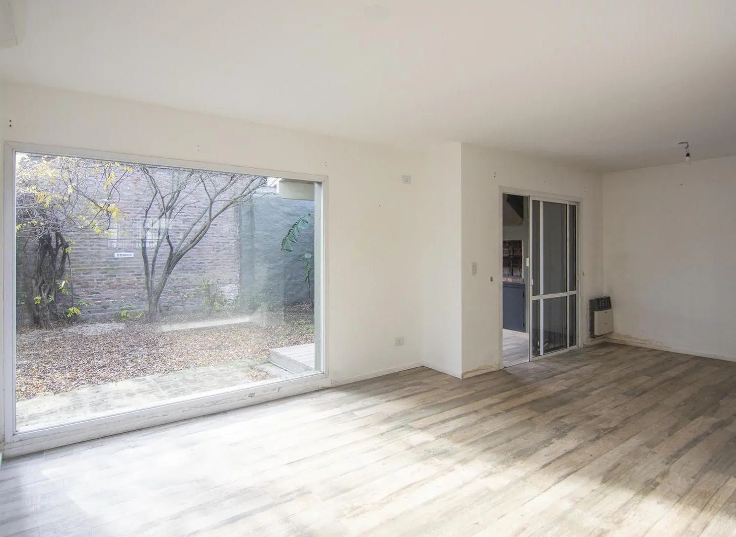 Triplex con 4 dormitorios, cochera, jardín y parrilla en San Isidro 4
