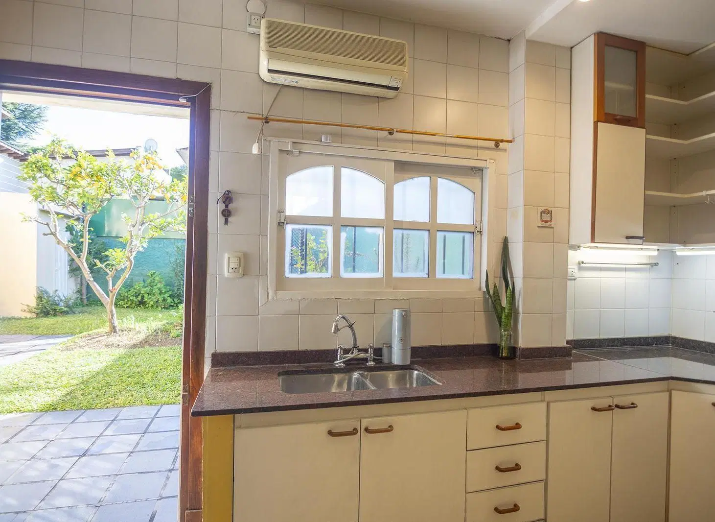 Casa en Venta de 3 Ambientes con Jardin y cochera, Lote propio 4