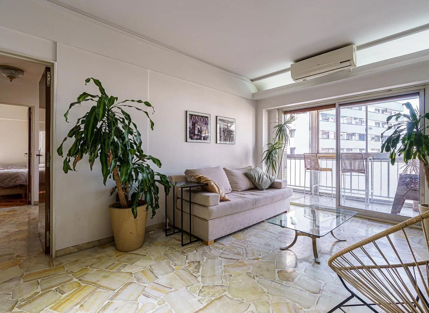 Departamento de cuatro ambientes + dependencia en venta 3