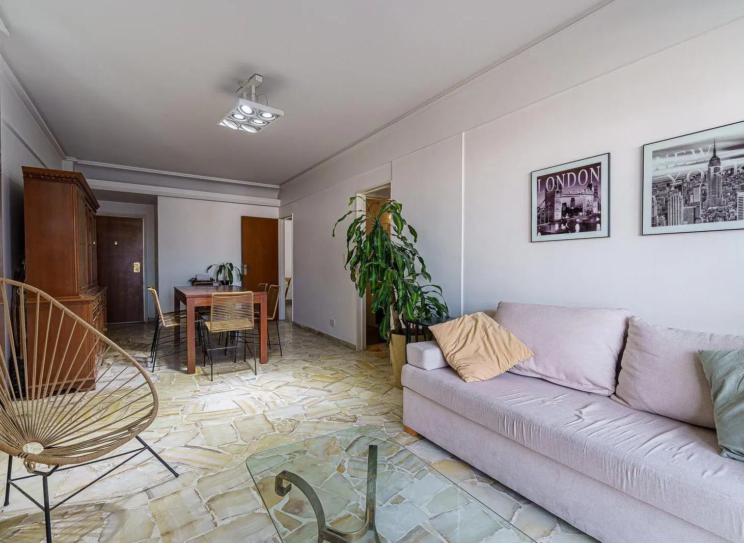 Departamento de cuatro ambientes + dependencia en venta 2
