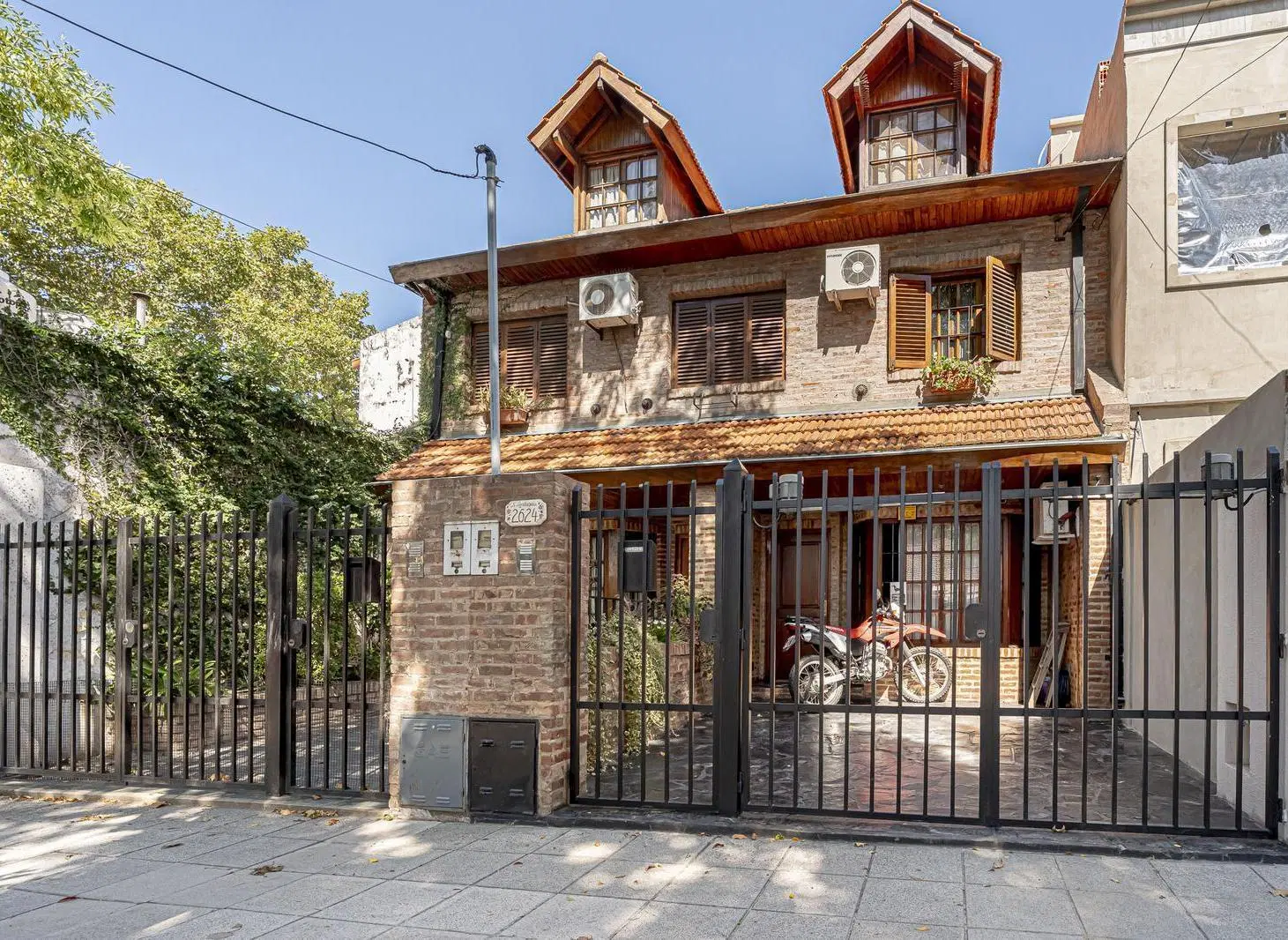 Casa tipo triplex en venta, 4 ambientes con 3 dormitorios en Olivos 3