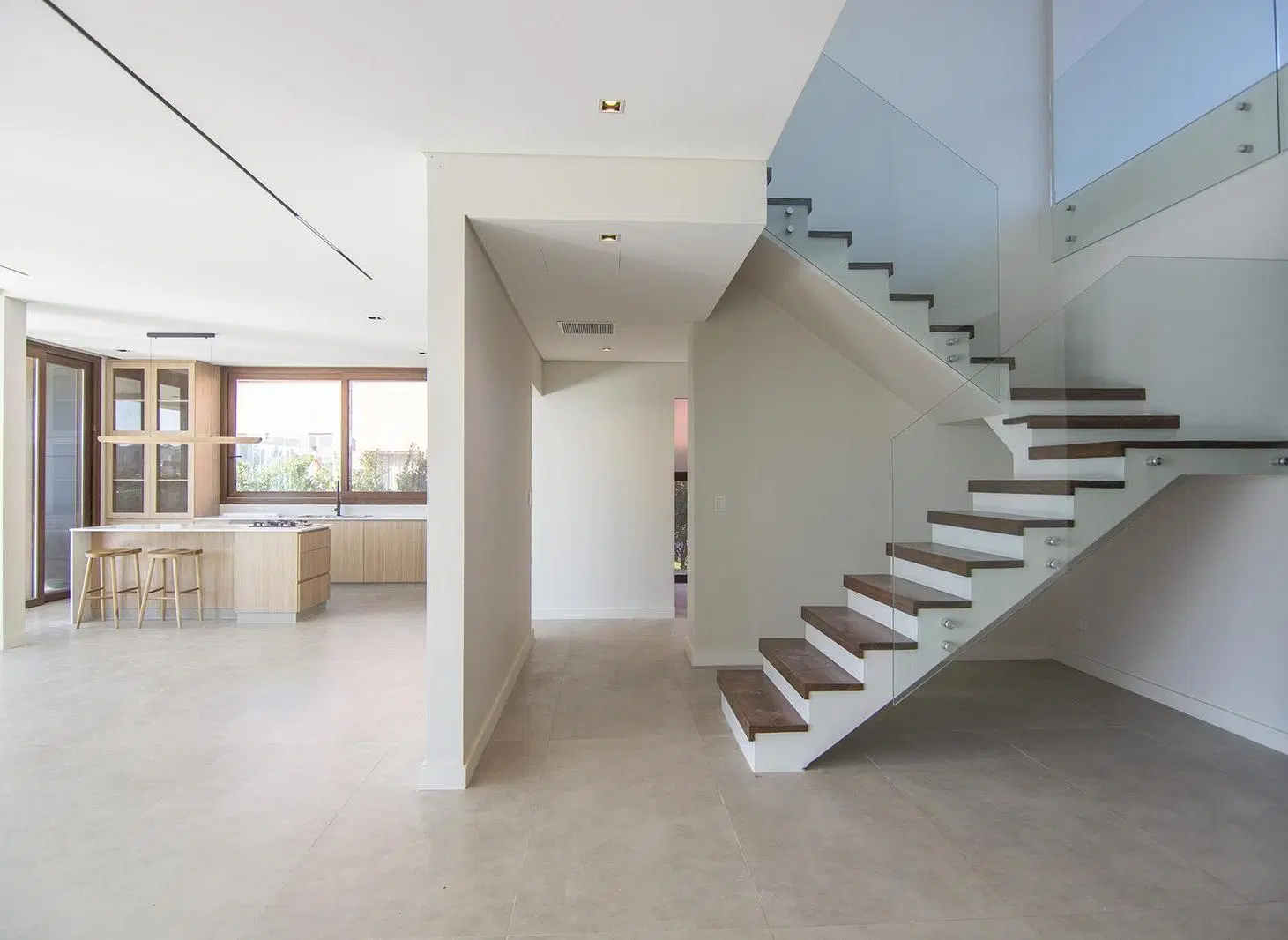 Casa de diseño con 5 suites a la laguna, a estrenar en Virazon, Nordelta 3