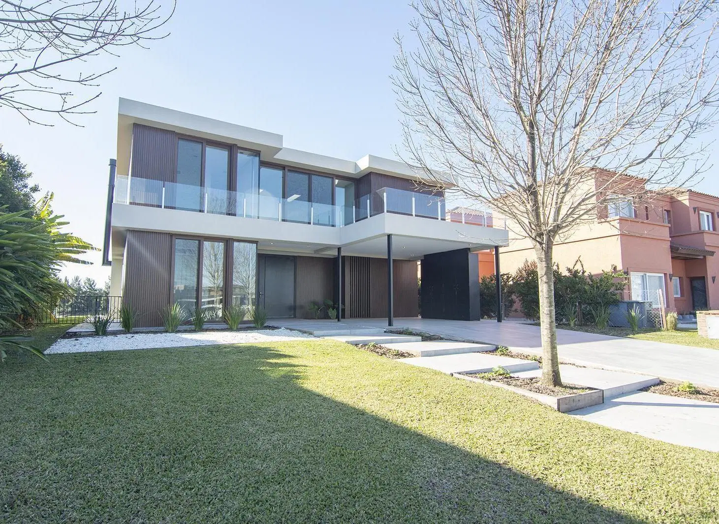 Casa de diseño con 5 suites a la laguna, a estrenar en Virazon, Nordelta 2