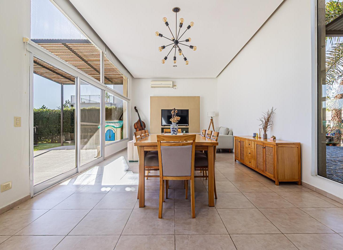 Foto de Casa en Venta en El Cantón, Escobar – 4 Dormitorios, Pileta y Parque, imagen 2
