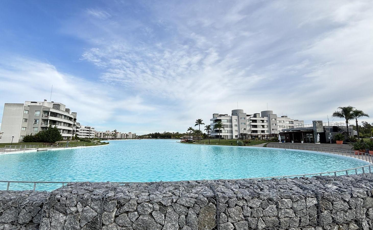 Foto de VENTA Y ALQUILER 2AMB CON JARDIN VISTA A LA LAGUNA COCHERA EXCELENTE, imagen 2