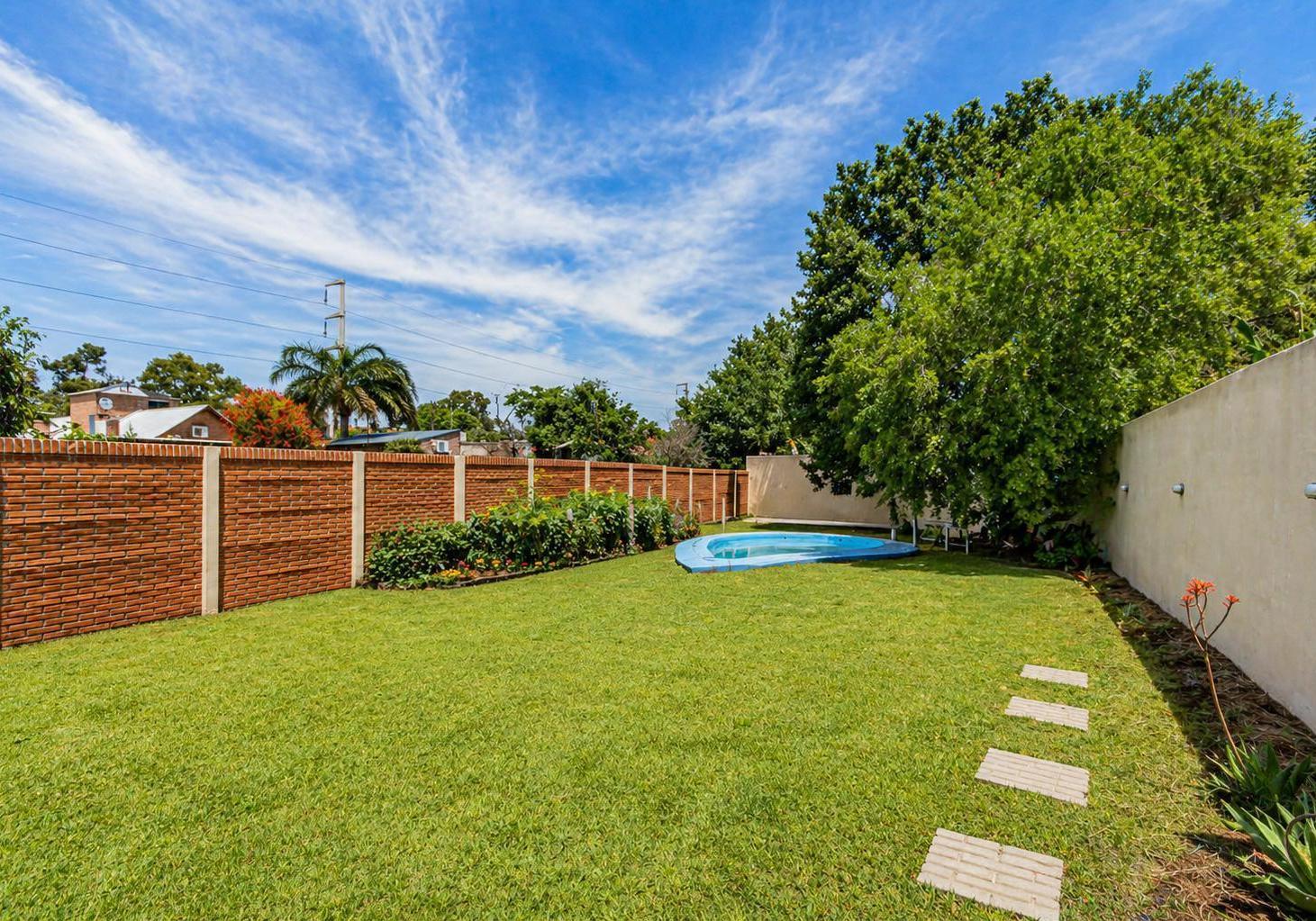 Foto de Casa en lote propio de 547 m² con jardín, pileta y cochera – Apta, imagen 5