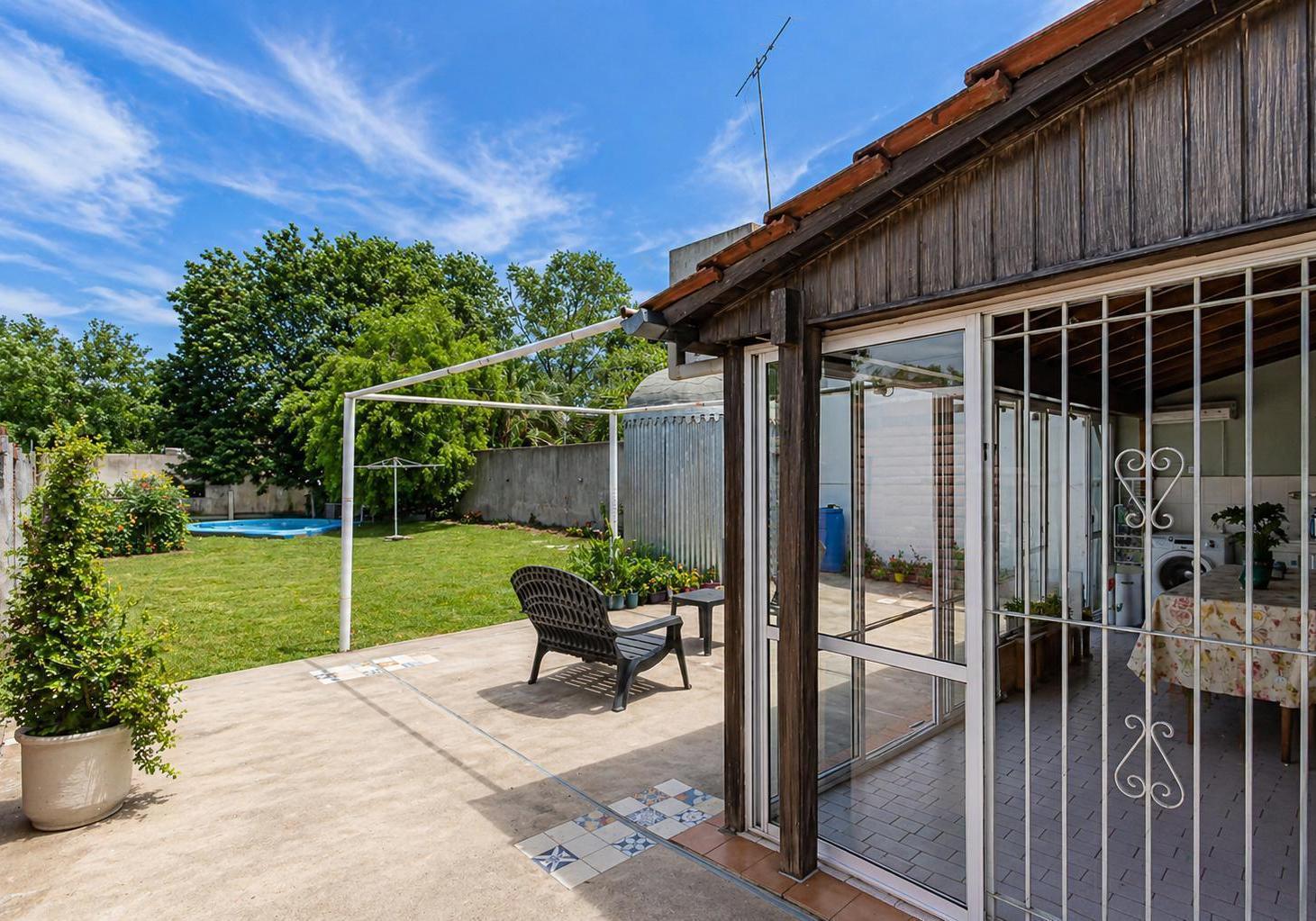Foto de Casa en lote propio de 547 m² con jardín, pileta y cochera – Apta, imagen 2