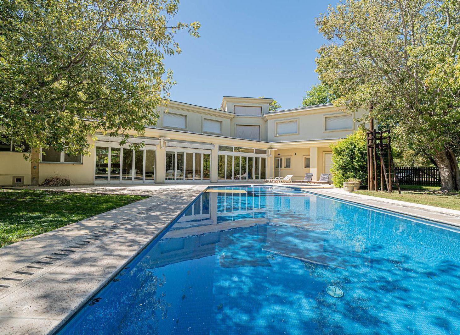 Foto de Venta Casa en Ayres de Pilar 8amb sobre doble lote con pileta, imagen 1