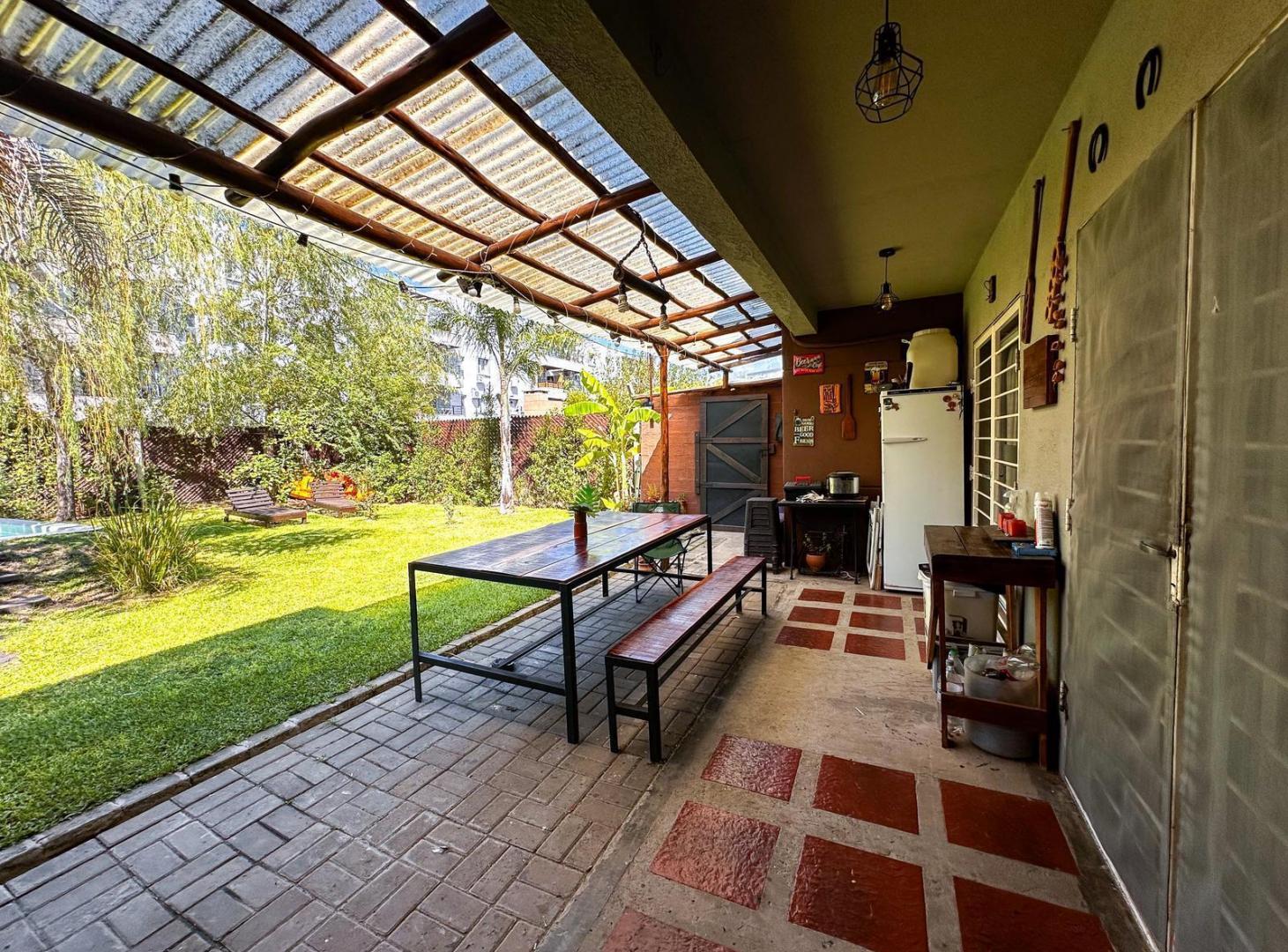 Foto de Casa en venta 4 ambientes, con pileta, parque y parrilla en barrio semi, imagen 1