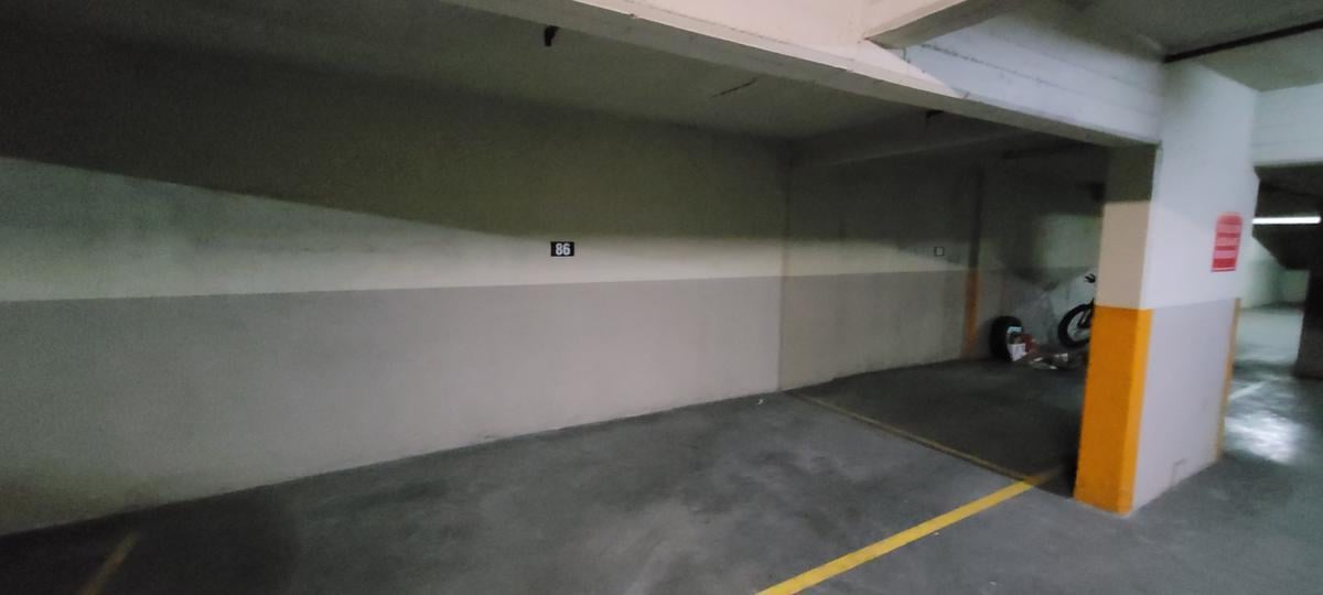 Foto de Venta de 4 espaciosas cocheras fijas y cubiertas. Excelente ubicación, imagen 1