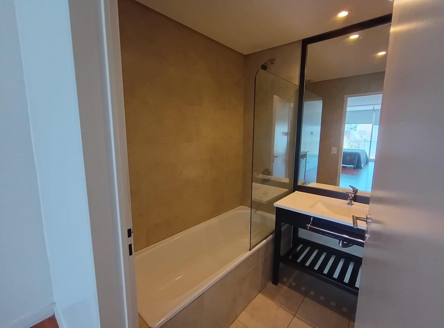Foto de Alquiler Monoambiente al frente con balcón piso 5 Las Cañitas, imagen 5