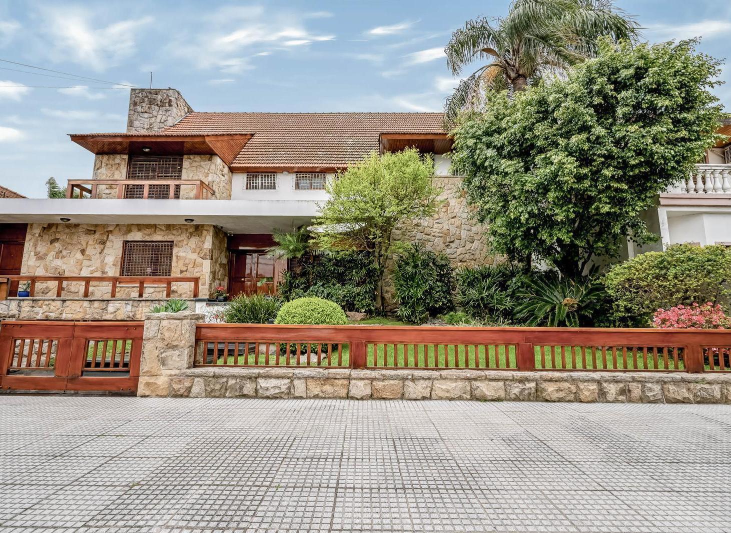 Foto de Venta | Casa 8 Ambientes | 4 Cocheras | Quincho | Playroom | Ramos Mejía, imagen 3