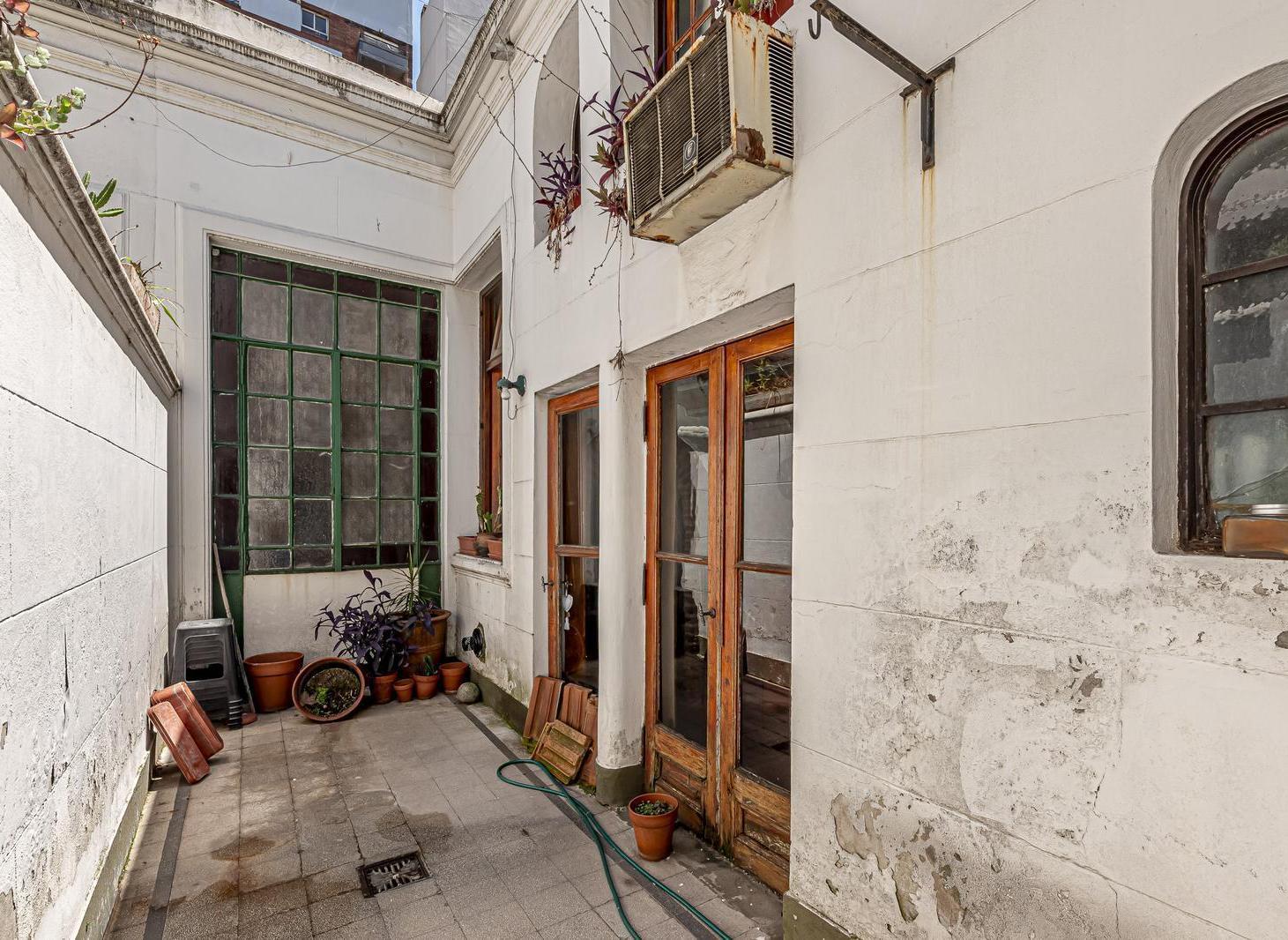 Foto de Venta PH Belgrano. 92 m2 totales. 3 ambientes y escritorio. Patio, imagen 1