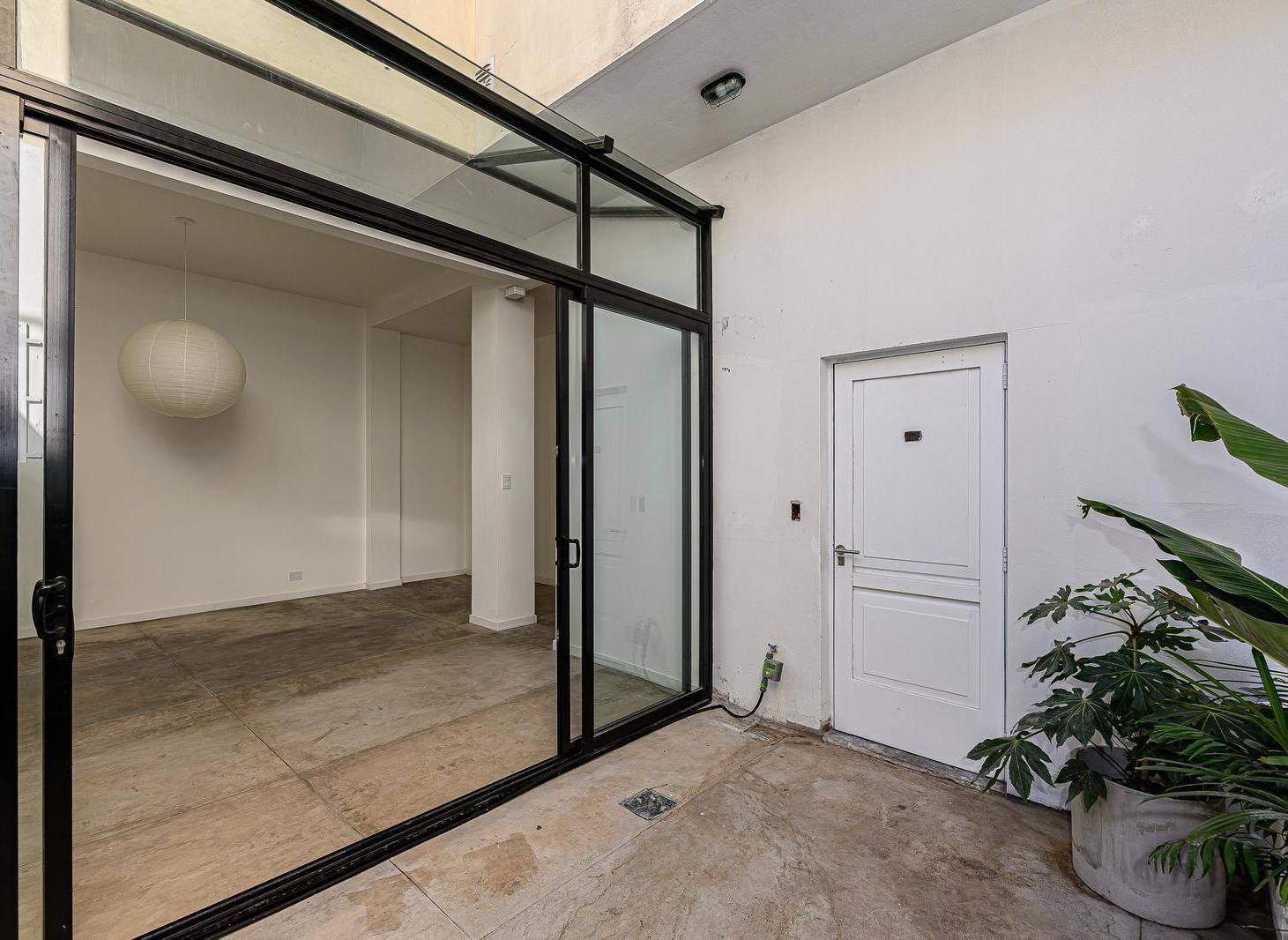 Foto de Venta amplio monoambiente 48 m2 Renovado. Planta baja con patio, imagen 1