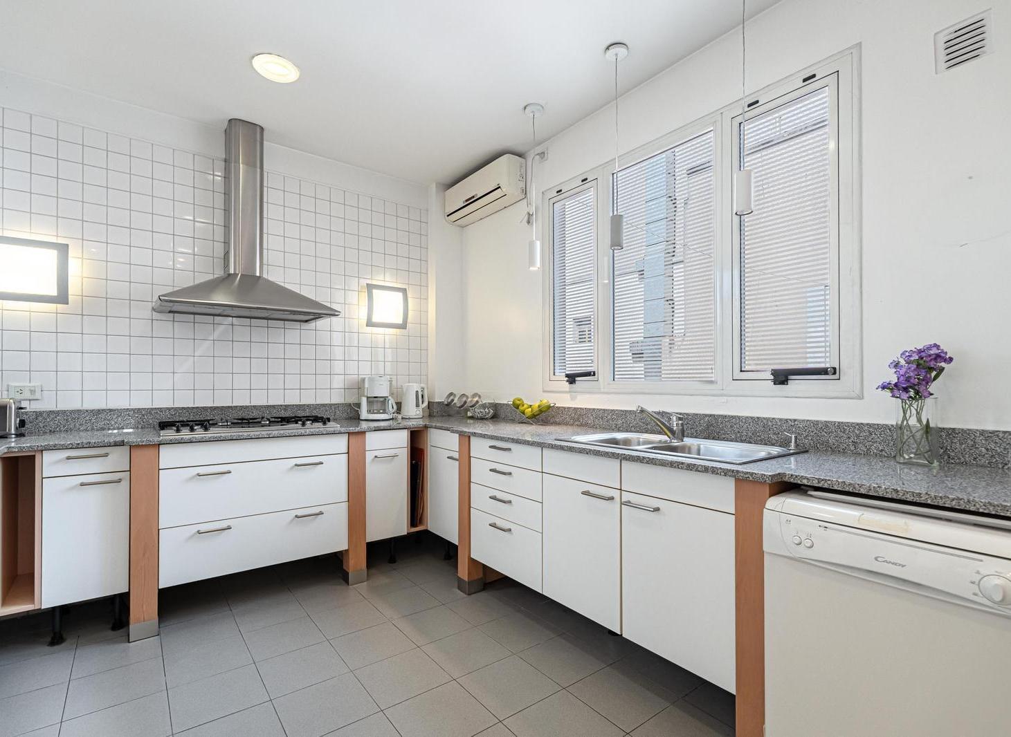 Foto de DEPARTAMENTO EN RECOLETA CON TERRAZA PRIVADA Y PARRILLA | COCHERA +, imagen 3