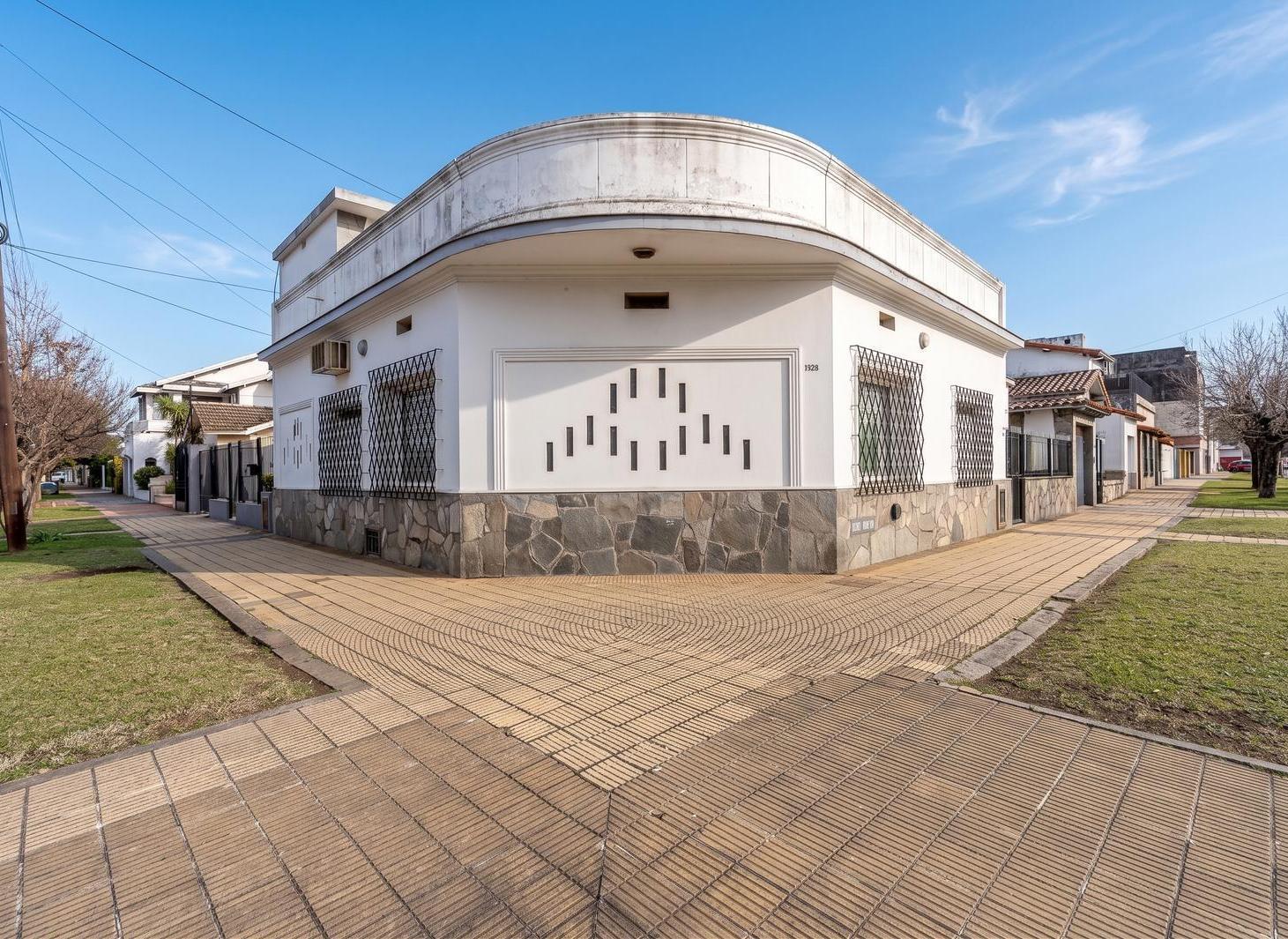 Foto de VENTA CASA EN TEMPERLEY | LOTE EN ESQUINA | 2 PLANTAS | 2 COCHERAS, imagen 2