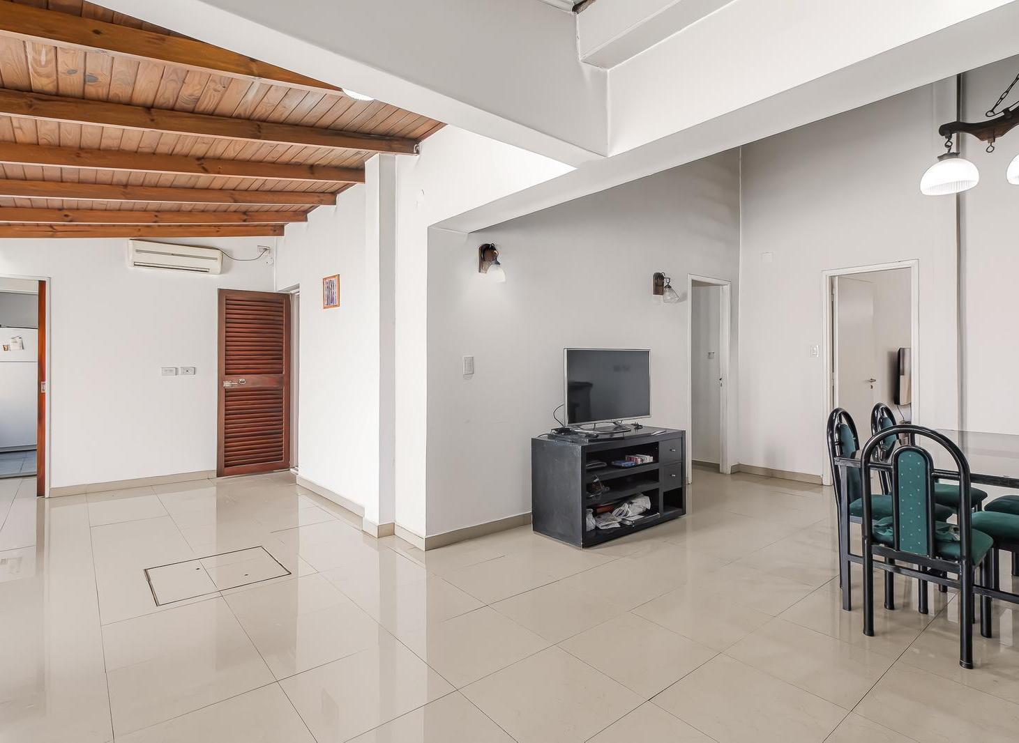 Foto de Venta de Amplia casa de 4 ambientes con patio jardín y cochera cubierta, imagen 5