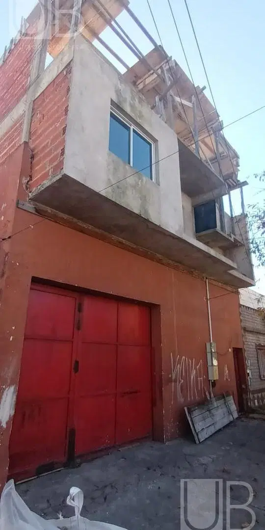 Excelente Galpón con 8 Departamentos. En Block!!! 2