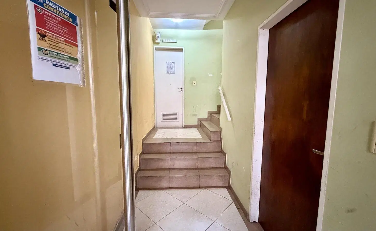 Departamento Escalera. Pasco 90 esq. Necochea. Facultades. Abasto. Av Pellegrini 1