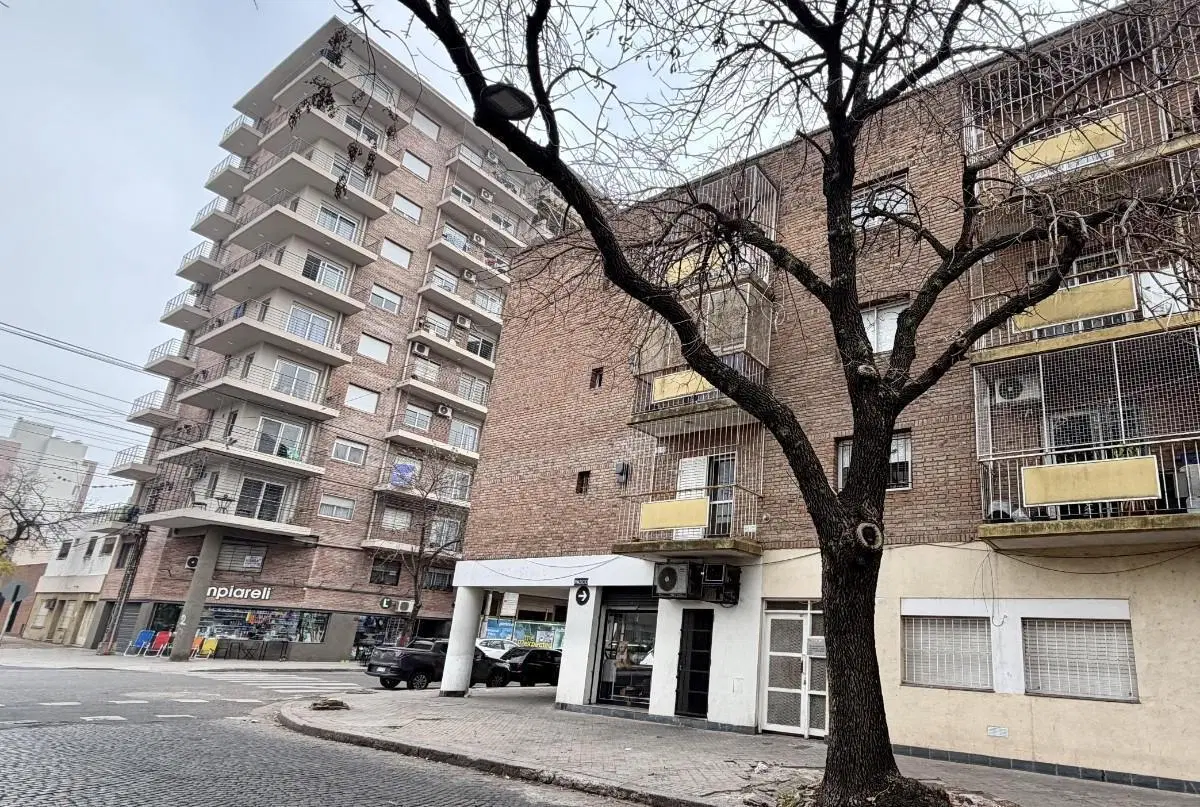 Departamento Escalera. Pasco 90 esq. Necochea. Facultades. Abasto. Av Pellegrini 3