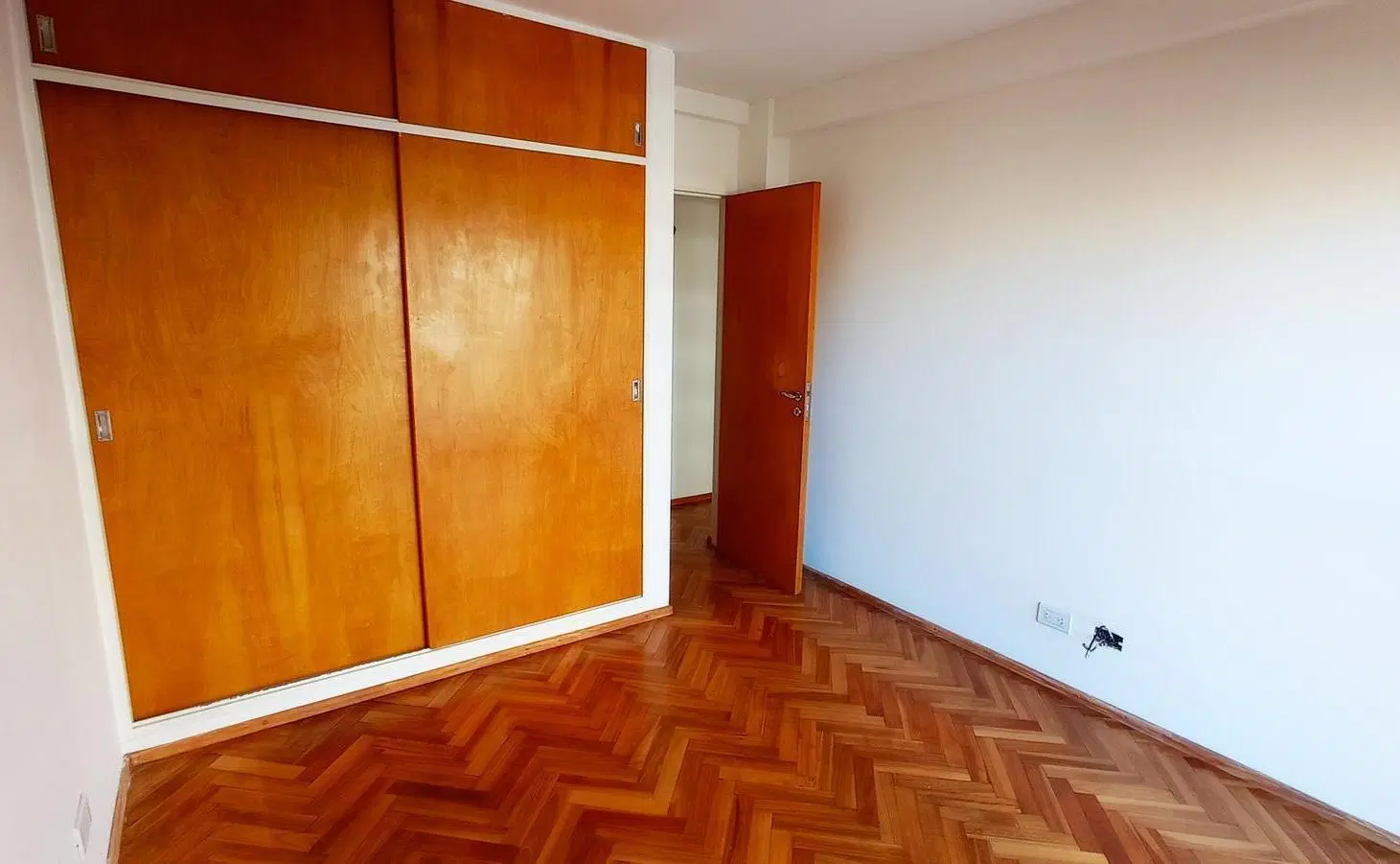 Departamento en Av Pellegrini al 1200. Con cochera. Balcon al frente. Facultades 2