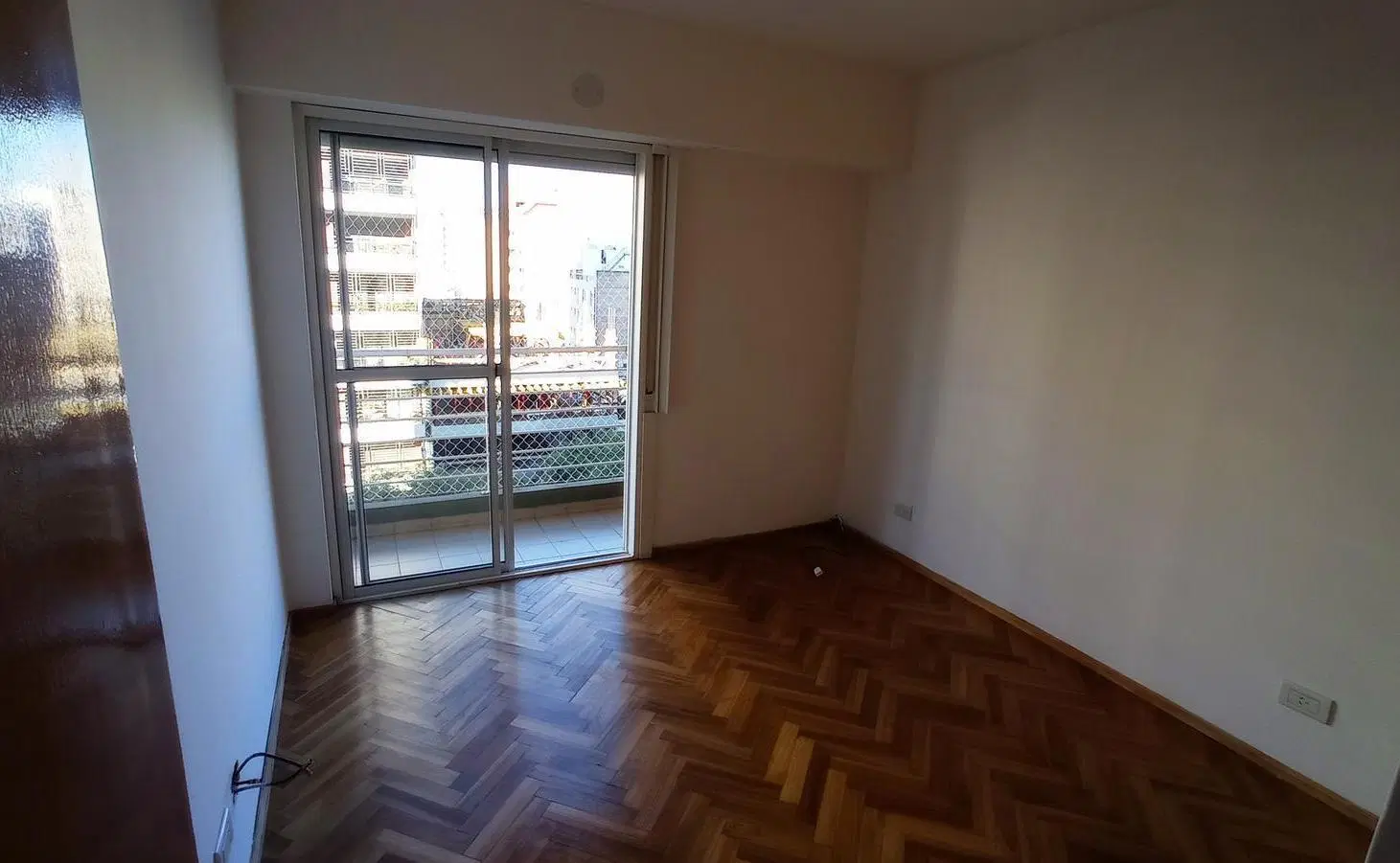 Departamento en Av Pellegrini al 1200. Con cochera. Balcon al frente. Facultades 5
