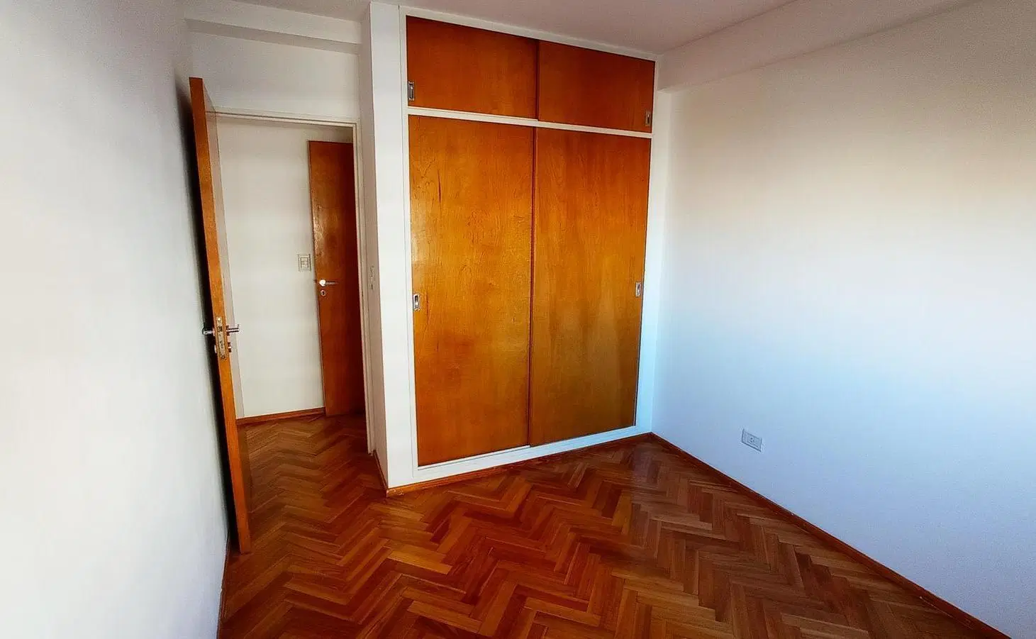 Departamento en Av Pellegrini al 1200. Con cochera. Balcon al frente. Facultades 1