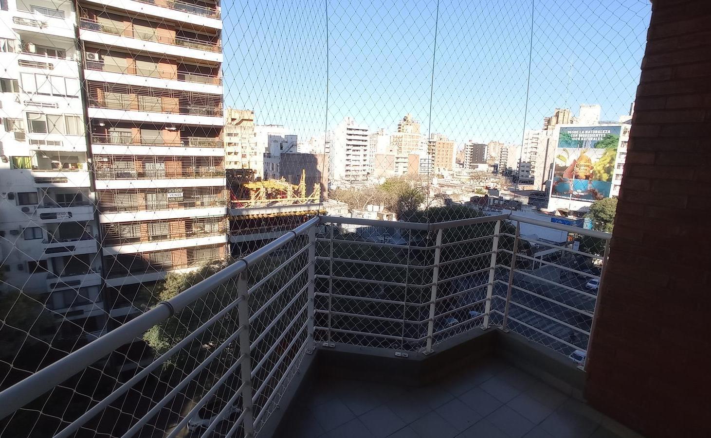 Departamento en Av Pellegrini al 1200. Con cochera. Balcon al frente. Facultades