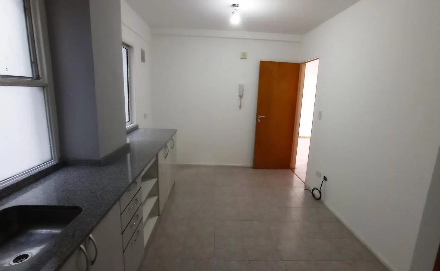 Departamento en Av Pellegrini al 1200. Con cochera. Balcon al frente. Facultades 3