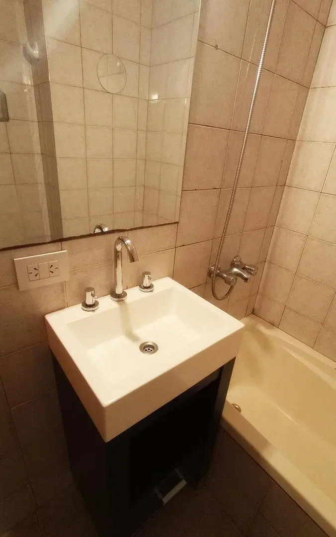 Departamento en Av Pellegrini al 1200. Con cochera. Balcon al frente. Facultades 4
