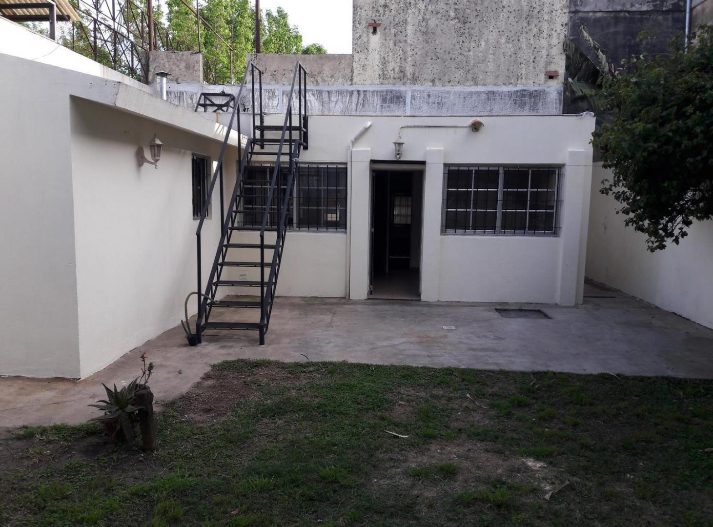 Foto de CASA 2 DORM y COCHERA. MUY BUEN ESTADO. A metros de Avenidas, imagen 2