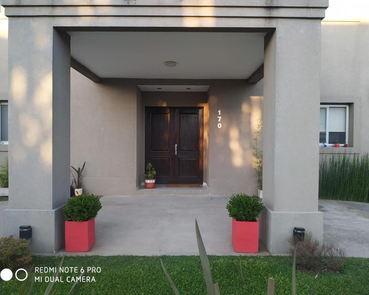 Casa 4 Ambientes en Barrio Las Golondrinas 1