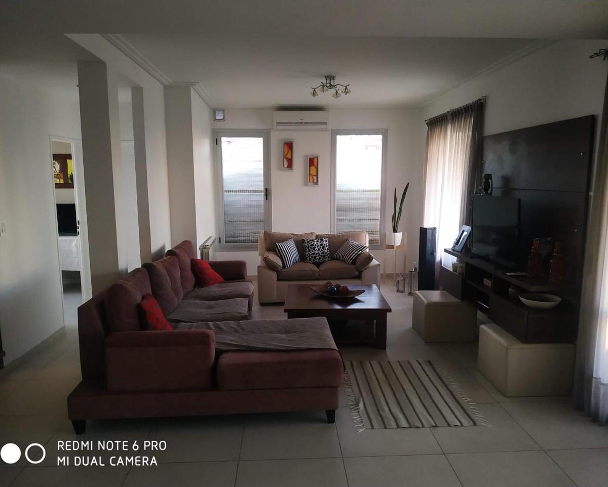 Casa 4 Ambientes en Barrio Las Golondrinas 1