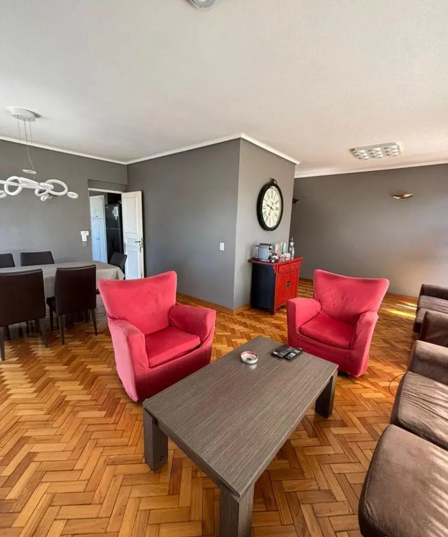 Amplio piso de 4 ambientes con cochera a la venta. Apto credito 5