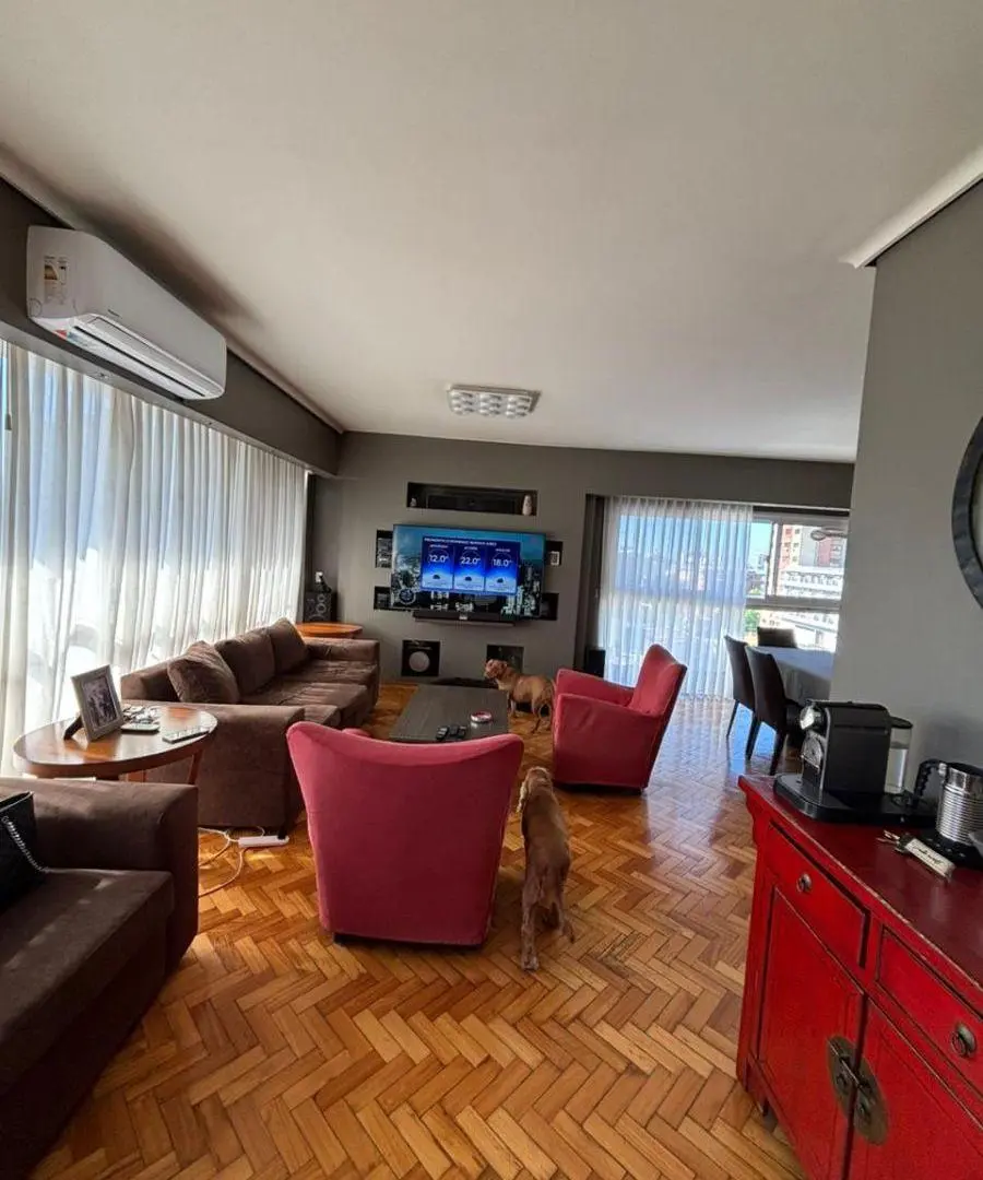 Amplio piso de 4 ambientes con cochera a la venta. Apto credito 4