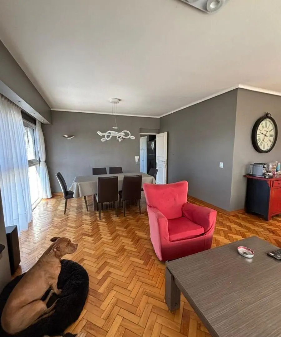 Amplio piso de 4 ambientes con cochera a la venta. Apto credito 2