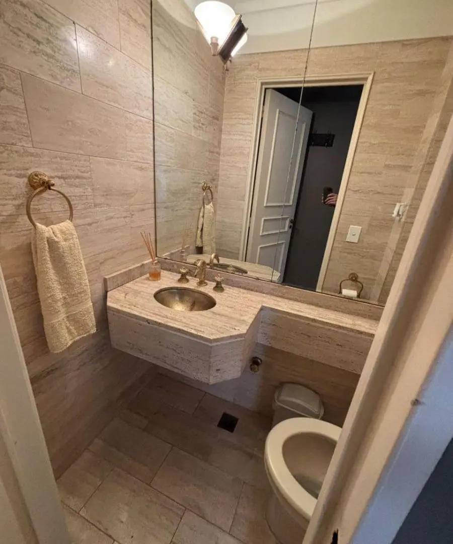 Amplio piso de 4 ambientes con cochera a la venta. Apto credito 3