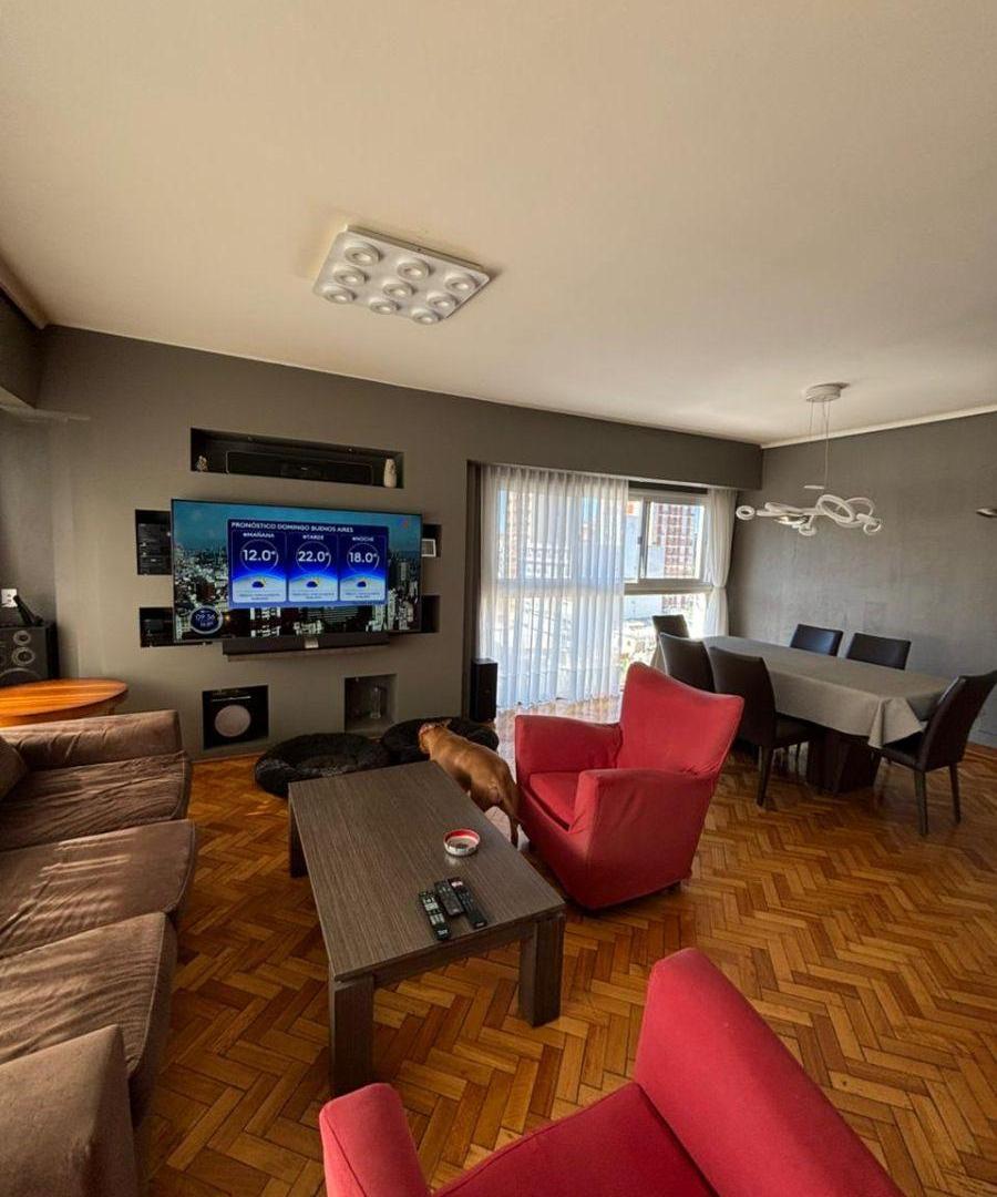 Amplio piso de 4 ambientes con cochera a la venta. Apto credito