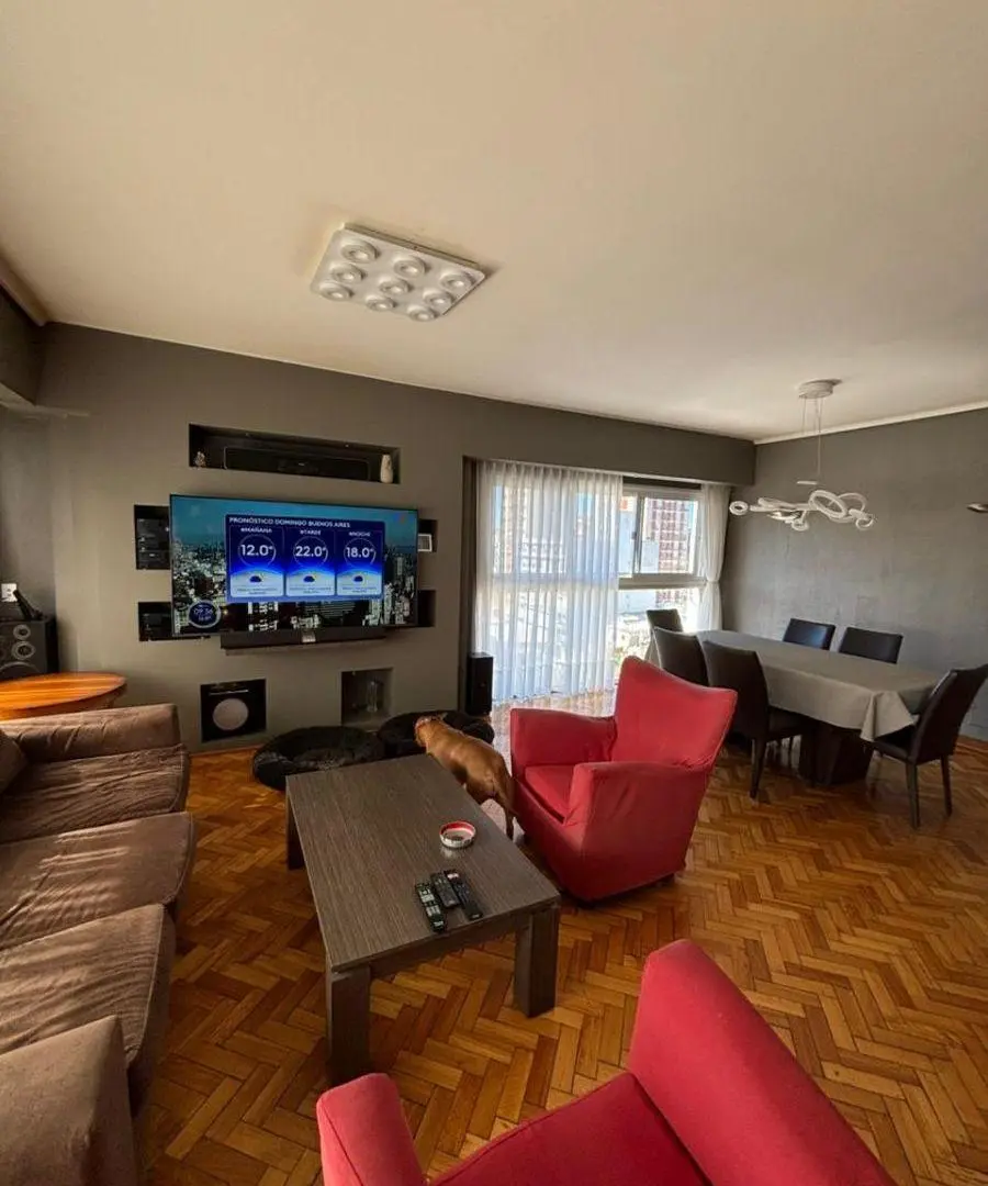 Amplio piso de 4 ambientes con cochera a la venta. Apto credito 1