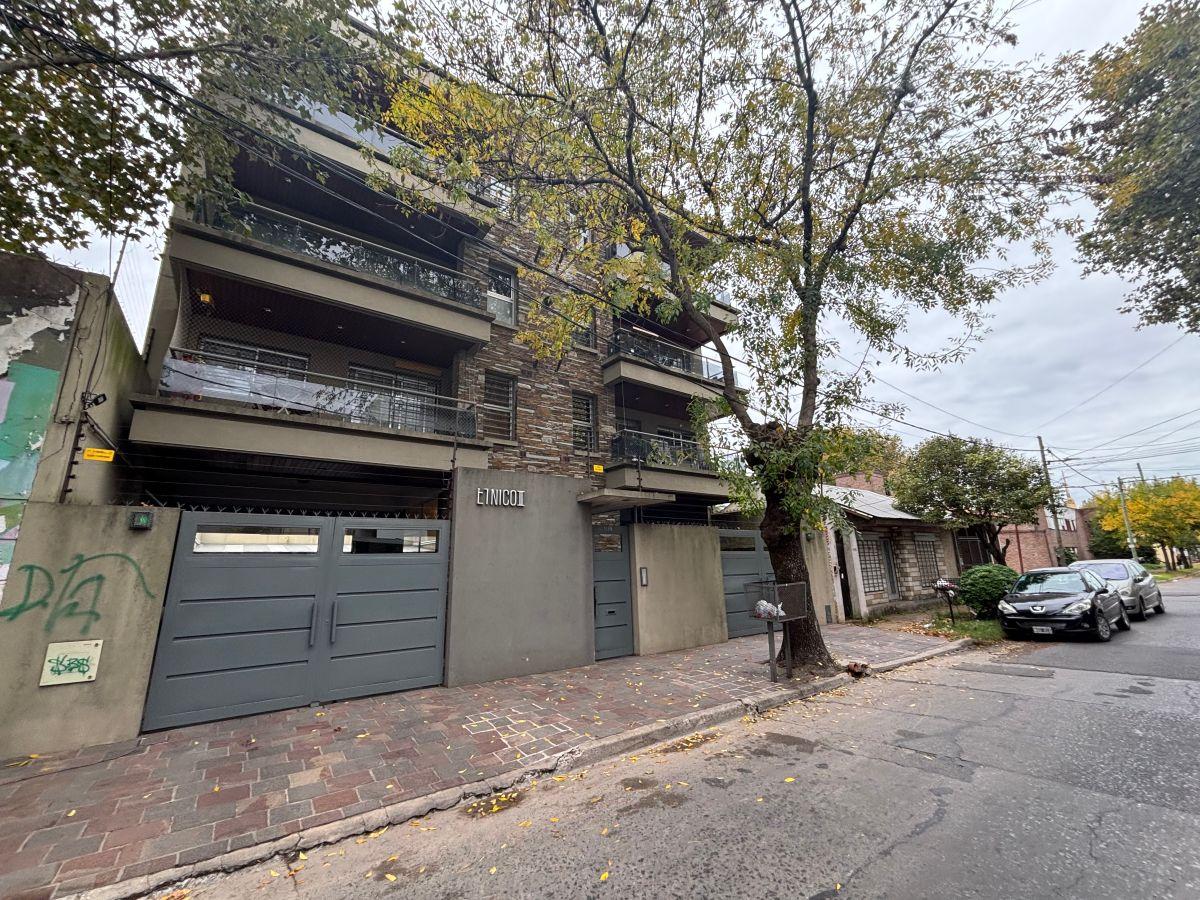 Departamento de 2 ambientes con cochera y baulera