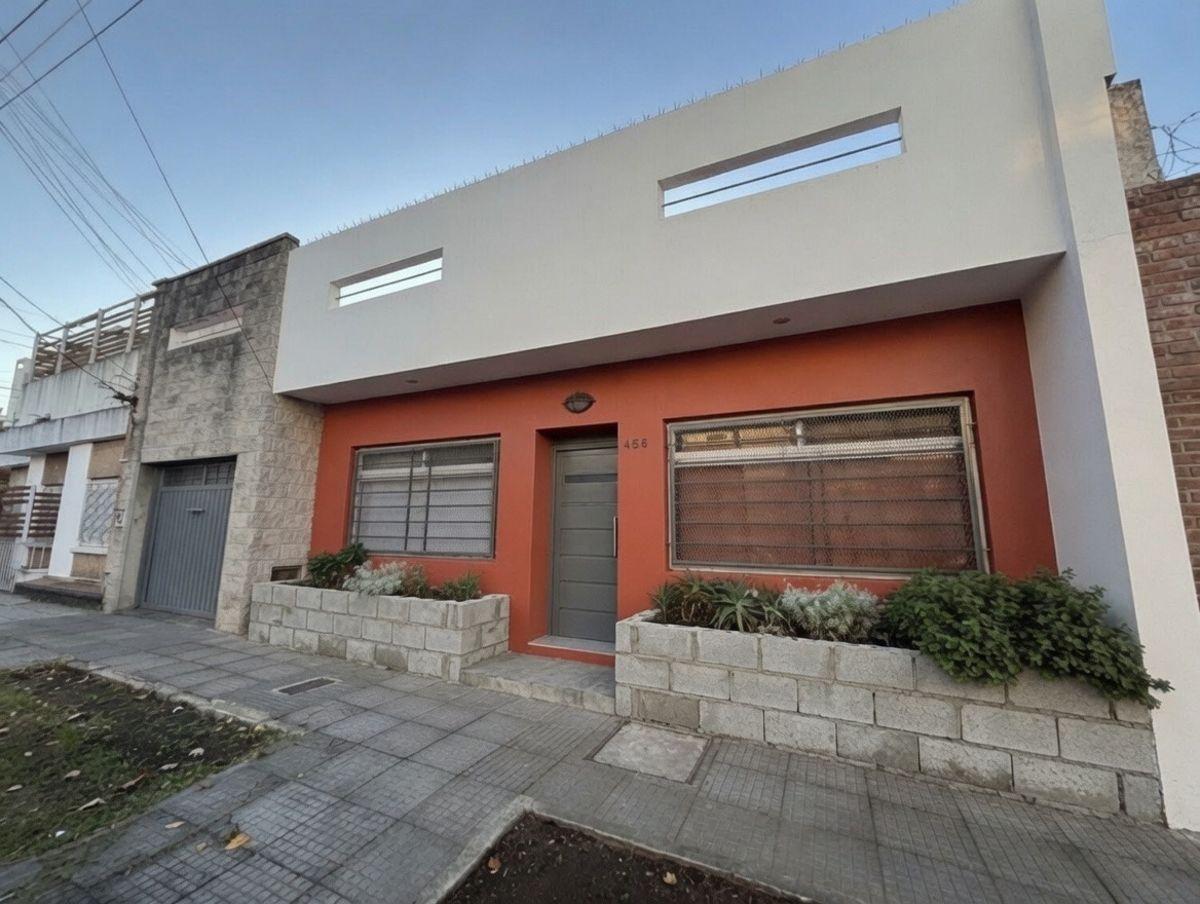 Casa 3 ambientes completamente reciclada con cochera en venta