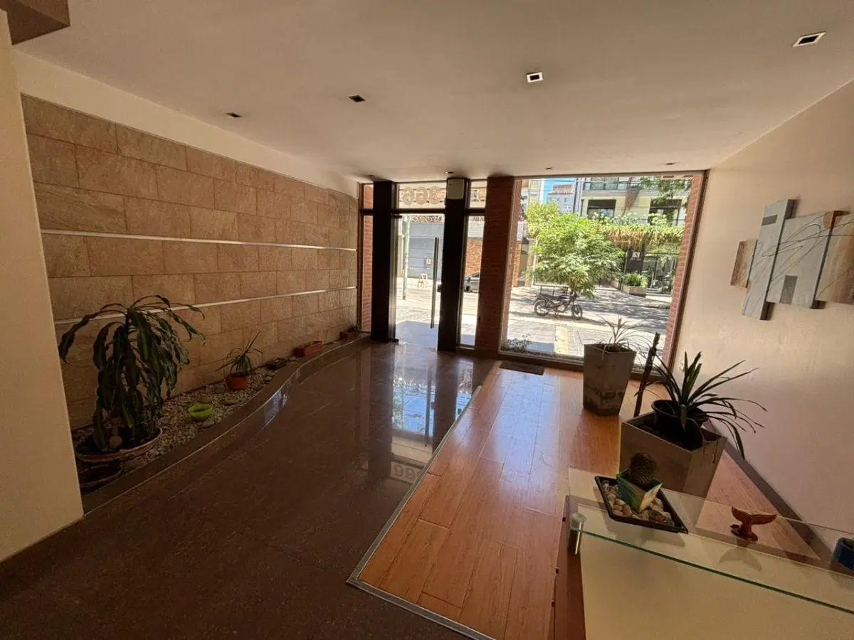 Departamento de 2 ambientes con amplia cochera en venta 2