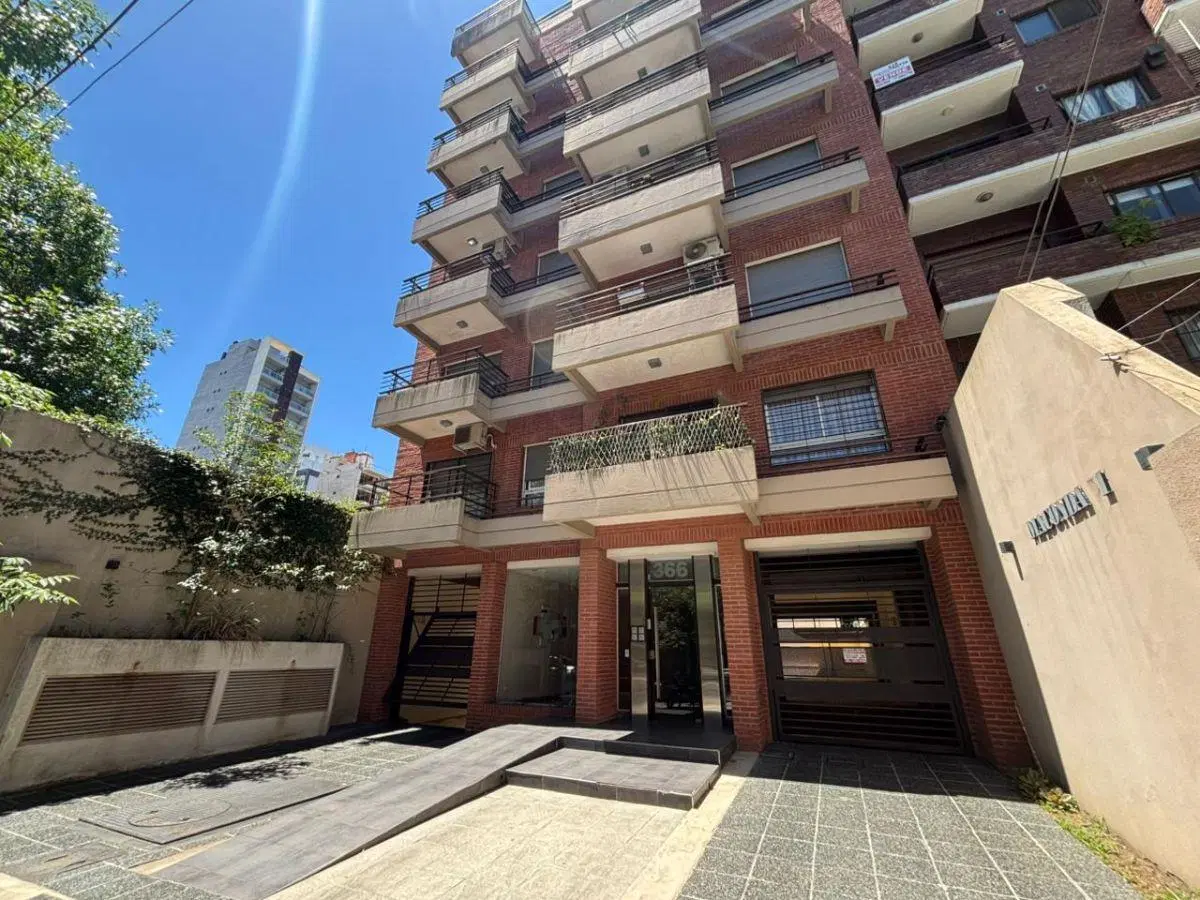 Departamento de 2 ambientes con amplia cochera en venta 1