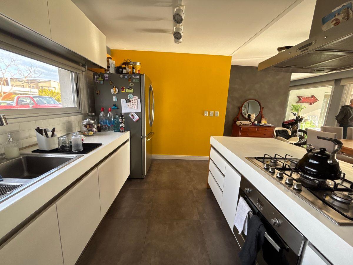 Foto de Casa 5 ambientes con salida al canal en venta, imagen 4