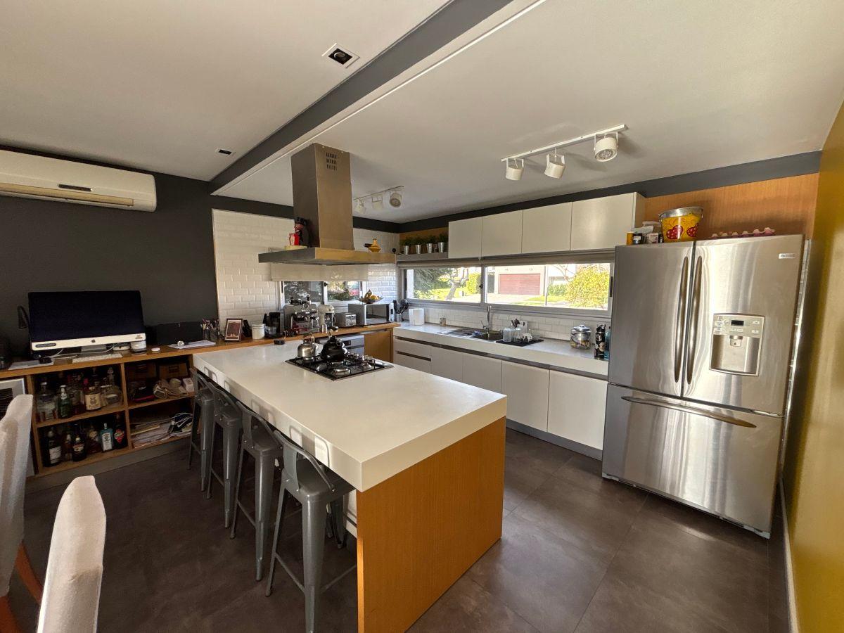 Foto de Casa 5 ambientes con salida al canal en venta, imagen 1