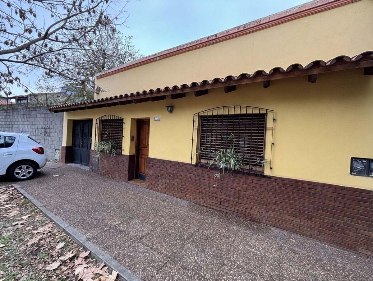 Foto de Casa de 4 ambientes en venta en excelente zona de Bernal, Apta credito, imagen 1